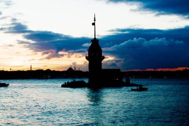 Maiden 's Tower, Salacak açıklarında, Marmara Denizi' ne yakın küçük bir adaya inşa edilmiş bir yapıdır. Efsanelere konu olan, çeşitli söylentilerin anlatıldığı yer..