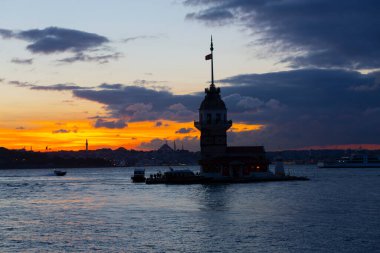 Maiden 's Tower, Salacak açıklarında, Marmara Denizi' ne yakın küçük bir adaya inşa edilmiş bir yapıdır. Efsanelere konu olan, çeşitli söylentilerin anlatıldığı yer..