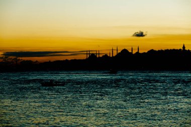 Maiden 's Tower, Salacak açıklarında, Marmara Denizi' ne yakın küçük bir adaya inşa edilmiş bir yapıdır. Efsanelere konu olan, çeşitli söylentilerin anlatıldığı yer..