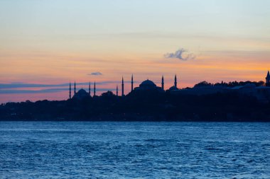 Maiden 's Tower, Salacak açıklarında, Marmara Denizi' ne yakın küçük bir adaya inşa edilmiş bir yapıdır. Efsanelere konu olan, çeşitli söylentilerin anlatıldığı yer..