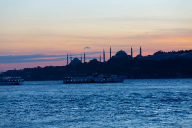 Maiden 's Tower, Salacak açıklarında, Marmara Denizi' ne yakın küçük bir adaya inşa edilmiş bir yapıdır. Efsanelere konu olan, çeşitli söylentilerin anlatıldığı yer..
