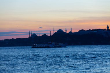 Maiden 's Tower, Salacak açıklarında, Marmara Denizi' ne yakın küçük bir adaya inşa edilmiş bir yapıdır. Efsanelere konu olan, çeşitli söylentilerin anlatıldığı yer..