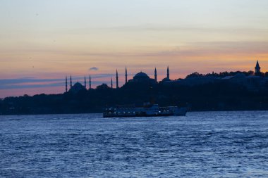 Maiden 's Tower, Salacak açıklarında, Marmara Denizi' ne yakın küçük bir adaya inşa edilmiş bir yapıdır. Efsanelere konu olan, çeşitli söylentilerin anlatıldığı yer..