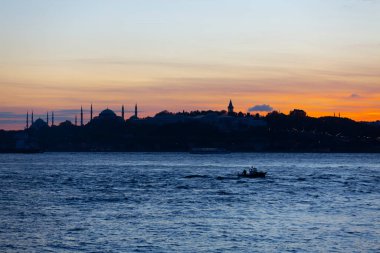 Maiden 's Tower, Salacak açıklarında, Marmara Denizi' ne yakın küçük bir adaya inşa edilmiş bir yapıdır. Efsanelere konu olan, çeşitli söylentilerin anlatıldığı yer..