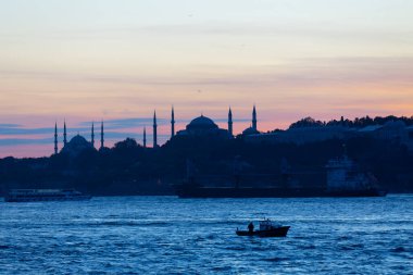 Maiden 's Tower, Salacak açıklarında, Marmara Denizi' ne yakın küçük bir adaya inşa edilmiş bir yapıdır. Efsanelere konu olan, çeşitli söylentilerin anlatıldığı yer..