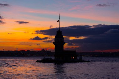 Maiden 's Tower, Salacak açıklarında, Marmara Denizi' ne yakın küçük bir adaya inşa edilmiş bir yapıdır. Efsanelere konu olan, çeşitli söylentilerin anlatıldığı yer..