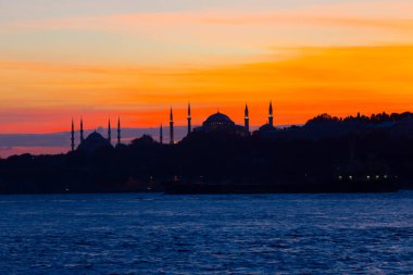 Maiden 's Tower, Salacak açıklarında, Marmara Denizi' ne yakın küçük bir adaya inşa edilmiş bir yapıdır. Efsanelere konu olan, çeşitli söylentilerin anlatıldığı yer..