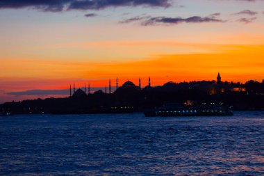 Maiden 's Tower, Salacak açıklarında, Marmara Denizi' ne yakın küçük bir adaya inşa edilmiş bir yapıdır. Efsanelere konu olan, çeşitli söylentilerin anlatıldığı yer..