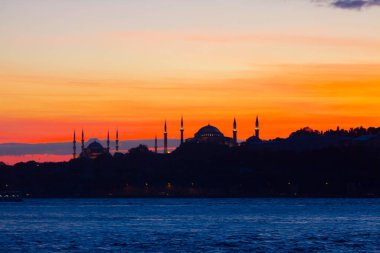Maiden 's Tower, Salacak açıklarında, Marmara Denizi' ne yakın küçük bir adaya inşa edilmiş bir yapıdır. Efsanelere konu olan, çeşitli söylentilerin anlatıldığı yer..