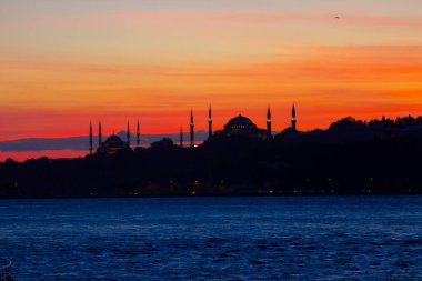 Maiden 's Tower, Salacak açıklarında, Marmara Denizi' ne yakın küçük bir adaya inşa edilmiş bir yapıdır. Efsanelere konu olan, çeşitli söylentilerin anlatıldığı yer..