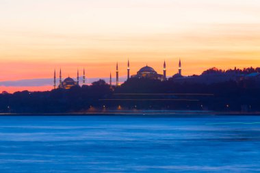 Maiden 's Tower, Salacak açıklarında, Marmara Denizi' ne yakın küçük bir adaya inşa edilmiş bir yapıdır. Efsanelere konu olan, çeşitli söylentilerin anlatıldığı yer..