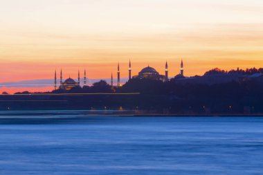 Maiden 's Tower, Salacak açıklarında, Marmara Denizi' ne yakın küçük bir adaya inşa edilmiş bir yapıdır. Efsanelere konu olan, çeşitli söylentilerin anlatıldığı yer..