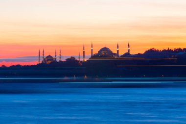 Maiden 's Tower, Salacak açıklarında, Marmara Denizi' ne yakın küçük bir adaya inşa edilmiş bir yapıdır. Efsanelere konu olan, çeşitli söylentilerin anlatıldığı yer..