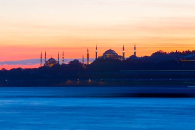 Maiden 's Tower, Salacak açıklarında, Marmara Denizi' ne yakın küçük bir adaya inşa edilmiş bir yapıdır. Efsanelere konu olan, çeşitli söylentilerin anlatıldığı yer..