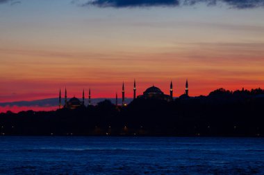 Maiden 's Tower, Salacak açıklarında, Marmara Denizi' ne yakın küçük bir adaya inşa edilmiş bir yapıdır. Efsanelere konu olan, çeşitli söylentilerin anlatıldığı yer..
