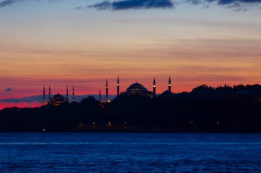 Maiden 's Tower, Salacak açıklarında, Marmara Denizi' ne yakın küçük bir adaya inşa edilmiş bir yapıdır. Efsanelere konu olan, çeşitli söylentilerin anlatıldığı yer..