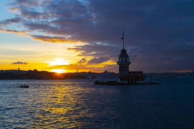 Maiden 's Tower, Salacak açıklarında, Marmara Denizi' ne yakın küçük bir adaya inşa edilmiş bir yapıdır. Efsanelere konu olan, çeşitli söylentilerin anlatıldığı yer..
