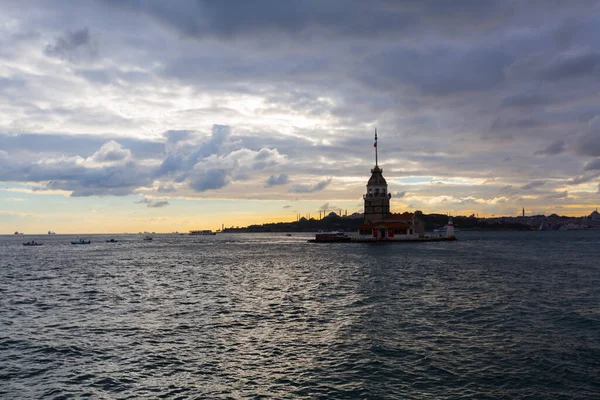 İstanbul, Boğaz, Uskudar. Osmanlı döneminin antik deniz feneri. Kız kulesi. (Bakire Kulesi) (Kiz Kulesi))