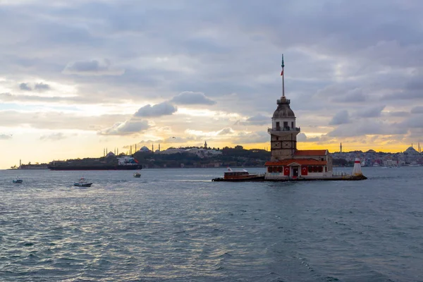 İstanbul, Boğaz, Uskudar. Osmanlı döneminin antik deniz feneri. Kız kulesi. (Bakire Kulesi) (Kiz Kulesi))