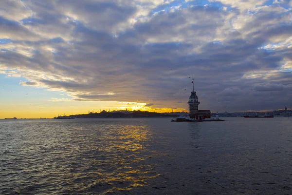 İstanbul, Boğaz, Uskudar. Osmanlı döneminin antik deniz feneri. Kız kulesi. (Bakire Kulesi) (Kiz Kulesi))