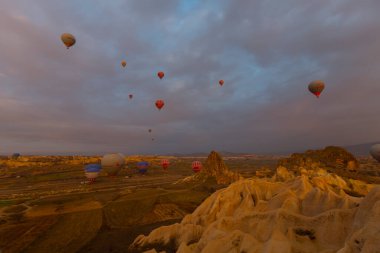 Türkiye 'nin Kapadokya üzerinde uçan renkli sıcak hava balonu.
