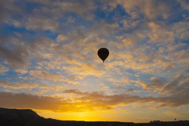 Türkiye 'nin Kapadokya üzerinde uçan renkli sıcak hava balonu.
