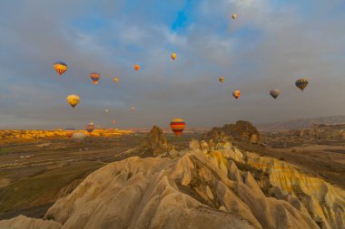 Türkiye 'nin Kapadokya üzerinde uçan renkli sıcak hava balonu.