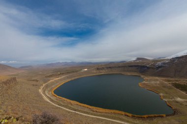 Nigde, Türkiye 'nin Nigde ilinde yer alan Nar Gölü veya diğer adıyla Acgol, vokanik krater gölüdür..