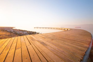 Uzun pozlu fotoğraf, uzun bir iskele ve deniz..