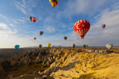 Kapadokya, 60 milyon yıl önce Erciyes, Hasanda ve Gllda tarafından püskürtülen yumuşak katmanlar ve küllerin milyonlarca yıl önce yağmur ve rüzgar tarafından aşınmasıyla oluşmuş bir bölge..