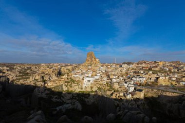Kapadokya, 60 milyon yıl önce Erciyes, Hasanda ve Gllda tarafından püskürtülen yumuşak katmanlar ve küllerin milyonlarca yıl önce yağmur ve rüzgar tarafından aşınmasıyla oluşmuş bir bölge..