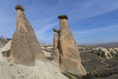 Kapadokya, 60 milyon yıl önce Erciyes, Hasanda ve Gllda tarafından püskürtülen yumuşak katmanlar ve küllerin milyonlarca yıl önce yağmur ve rüzgar tarafından aşınmasıyla oluşmuş bir bölge..