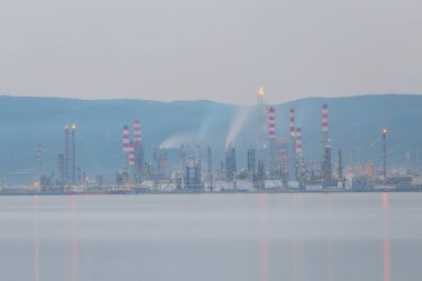 Türkiye Petrol Rafinerileri veya kısaca TPRA, 1983 Batman, İzmir, İzmit ve şirketi Kirikkale 'deki dört kamu petrol rafinerisini birleştirerek ve 2006 yılında özelleştirilen Koç Holding adlı ortak hisse senedi şirketlerine devrederek çatı olarak kurdular..