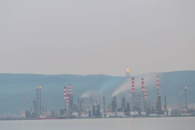 Türkiye Petrol Rafinerileri veya kısaca TPRA, 1983 Batman, İzmir, İzmit ve şirketi Kirikkale 'deki dört kamu petrol rafinerisini birleştirerek ve 2006 yılında özelleştirilen Koç Holding adlı ortak hisse senedi şirketlerine devrederek çatı olarak kurdular..