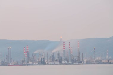 Türkiye Petrol Rafinerileri veya kısaca TPRA, 1983 Batman, İzmir, İzmit ve şirketi Kirikkale 'deki dört kamu petrol rafinerisini birleştirerek ve 2006 yılında özelleştirilen Koç Holding adlı ortak hisse senedi şirketlerine devrederek çatı olarak kurdular..