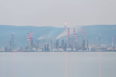 Türkiye Petrol Rafinerileri veya kısaca TPRA, 1983 Batman, İzmir, İzmit ve şirketi Kirikkale 'deki dört kamu petrol rafinerisini birleştirerek ve 2006 yılında özelleştirilen Koç Holding adlı ortak hisse senedi şirketlerine devrederek çatı olarak kurdular..