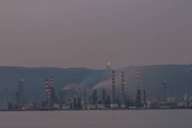 Türkiye Petrol Rafinerileri veya kısaca TPRA, 1983 Batman, İzmir, İzmit ve şirketi Kirikkale 'deki dört kamu petrol rafinerisini birleştirerek ve 2006 yılında özelleştirilen Koç Holding adlı ortak hisse senedi şirketlerine devrederek çatı olarak kurdular..