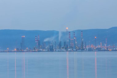 Türkiye Petrol Rafinerileri veya kısaca TPRA, 1983 Batman, İzmir, İzmit ve şirketi Kirikkale 'deki dört kamu petrol rafinerisini birleştirerek ve 2006 yılında özelleştirilen Koç Holding adlı ortak hisse senedi şirketlerine devrederek çatı olarak kurdular..