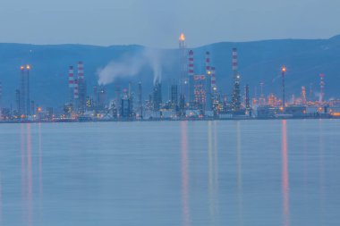 Türkiye Petrol Rafinerileri veya kısaca TPRA, 1983 Batman, İzmir, İzmit ve şirketi Kirikkale 'deki dört kamu petrol rafinerisini birleştirerek ve 2006 yılında özelleştirilen Koç Holding adlı ortak hisse senedi şirketlerine devrederek çatı olarak kurdular..