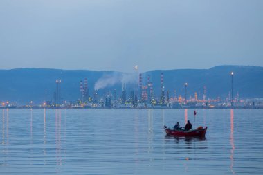 Türkiye Petrol Rafinerileri veya kısaca TPRA, 1983 Batman, İzmir, İzmit ve şirketi Kirikkale 'deki dört kamu petrol rafinerisini birleştirerek ve 2006 yılında özelleştirilen Koç Holding adlı ortak hisse senedi şirketlerine devrederek çatı olarak kurdular..