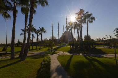 Seyhan Nehri kıyısında muhteşem bir yapıya sahip olan Sabanc Camii, 6 minaresi olan muhteşem bir yapıya sahip ve 32 metre çapında bir kubbe sekiz fil bacağı üzerinde yer alıyor..