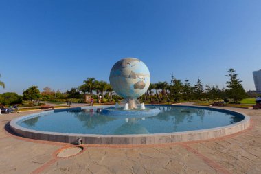 Seyhan Nehri kıyısında muhteşem bir yapıya sahip olan Sabanc Camii, 6 minaresi olan muhteşem bir yapıya sahip ve 32 metre çapında bir kubbe sekiz fil bacağı üzerinde yer alıyor..