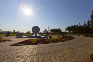 Seyhan Nehri kıyısında muhteşem bir yapıya sahip olan Sabanc Camii, 6 minaresi olan muhteşem bir yapıya sahip ve 32 metre çapında bir kubbe sekiz fil bacağı üzerinde yer alıyor..