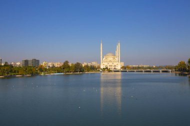 Seyhan Nehri kıyısında muhteşem bir yapıya sahip olan Sabanc Camii, 6 minaresi olan muhteşem bir yapıya sahip ve 32 metre çapında bir kubbe sekiz fil bacağı üzerinde yer alıyor..