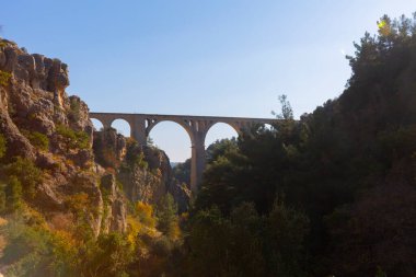 Hackr Demiryolu Köprüsü ya da Alman köprüsü olarak da bilinir çünkü 1912 yılında Almanlar tarafından inşa edilmiştir. Karaisal yolu ile Adana 'ya 64 km uzaklıktadır..