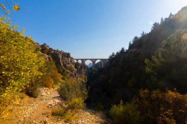 Hackr Demiryolu Köprüsü ya da Alman köprüsü olarak da bilinir çünkü 1912 yılında Almanlar tarafından inşa edilmiştir. Karaisal yolu ile Adana 'ya 64 km uzaklıktadır..