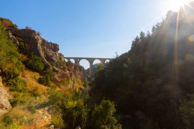 Hackr Demiryolu Köprüsü ya da Alman köprüsü olarak da bilinir çünkü 1912 yılında Almanlar tarafından inşa edilmiştir. Karaisal yolu ile Adana 'ya 64 km uzaklıktadır..