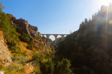 Hackr Demiryolu Köprüsü ya da Alman köprüsü olarak da bilinir çünkü 1912 yılında Almanlar tarafından inşa edilmiştir. Karaisal yolu ile Adana 'ya 64 km uzaklıktadır..