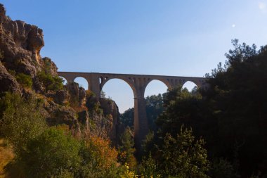 Hackr Demiryolu Köprüsü ya da Alman köprüsü olarak da bilinir çünkü 1912 yılında Almanlar tarafından inşa edilmiştir. Karaisal yolu ile Adana 'ya 64 km uzaklıktadır..