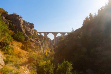 Hackr Demiryolu Köprüsü ya da Alman köprüsü olarak da bilinir çünkü 1912 yılında Almanlar tarafından inşa edilmiştir. Karaisal yolu ile Adana 'ya 64 km uzaklıktadır..